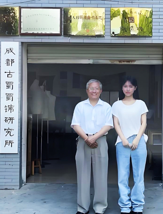 李子柒的回归早有先兆。早在2024年7月初，李子柒去了成都古蜀蜀锦研究所。

随