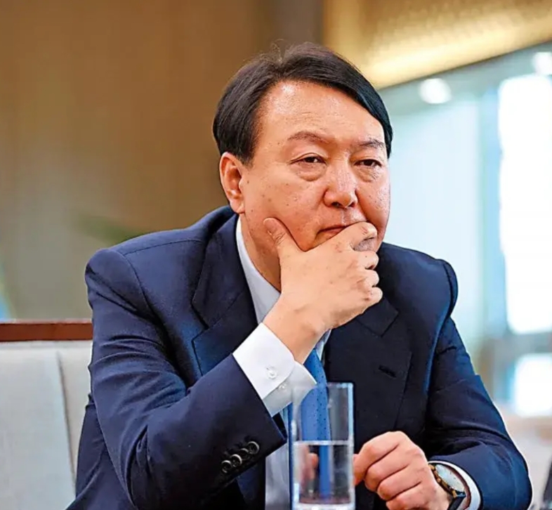 韩国执政党不同意弹劾尹锡悦无非这三个原因。
自从尹锡悦“戒烟闹剧”发生，韩国让他
