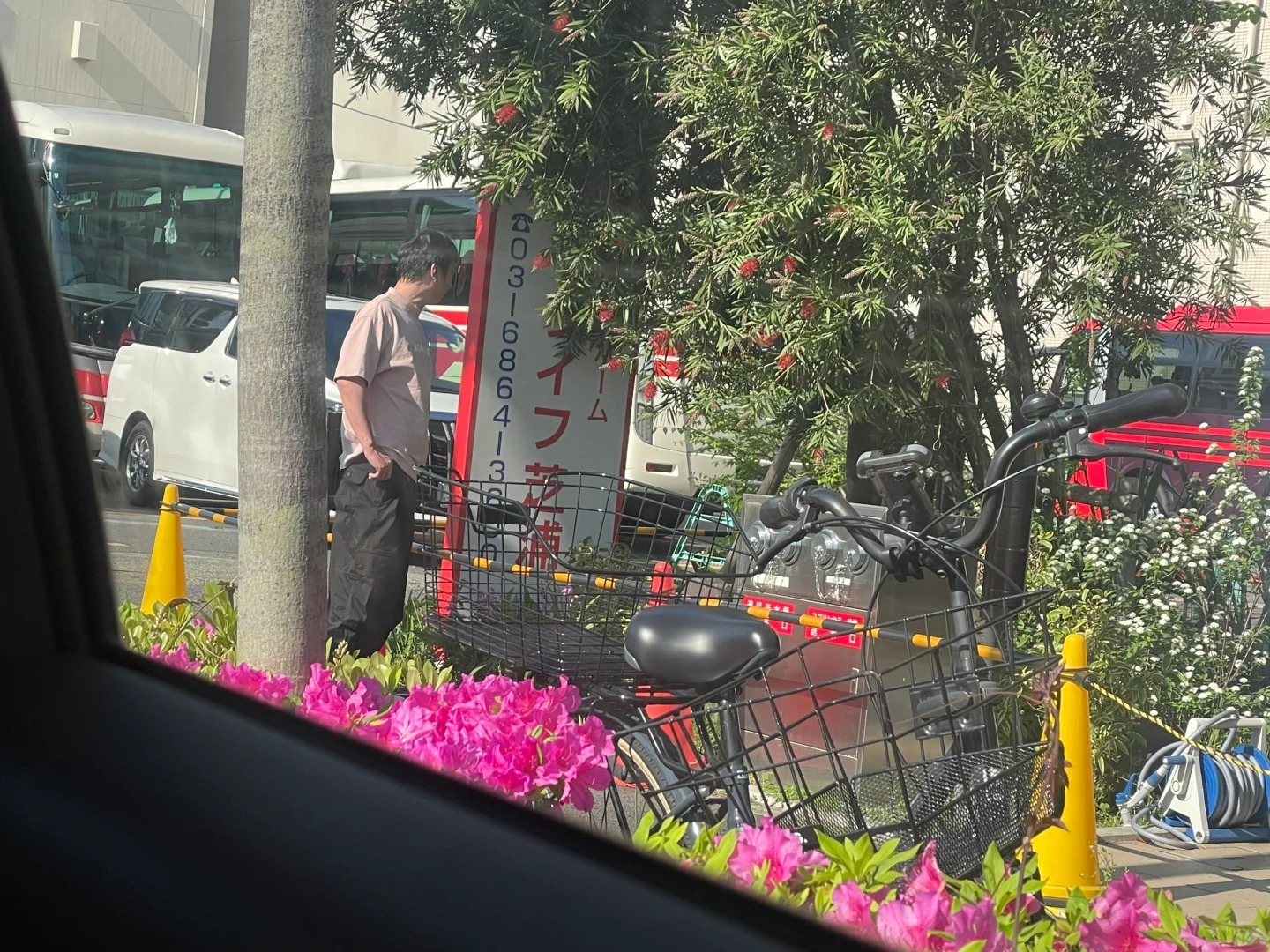 东京入馆偶遇王思聪
车停路边的时候，发现一个人影一直在在我车旁边徘徊，抬头一看这