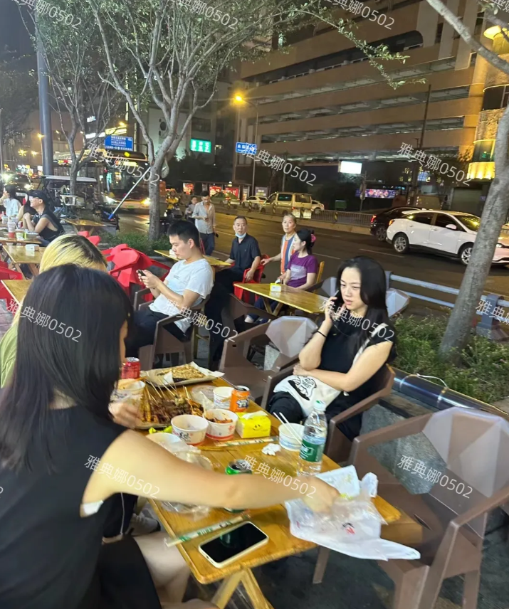 成都烧烤摊偶遇汤唯，她本人好瘦脸好小，性格温柔安静，素颜也很清秀耐看，打扮朴素低