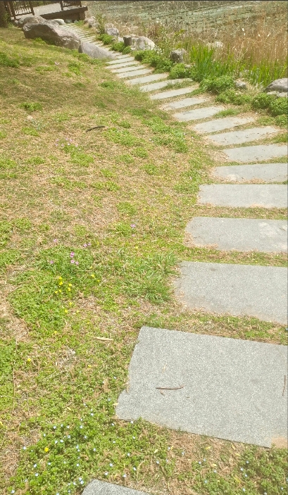 我朋友嫁给兄弟俩的家庭，结婚8年后公婆还给补了10万块钱的彩礼，可是等她接住之后