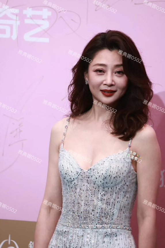 殷桃今日红毯生图，45岁的她不胖不瘦窈窕匀称，圆脸大眼睛气质温柔妩媚，一对儿大酒