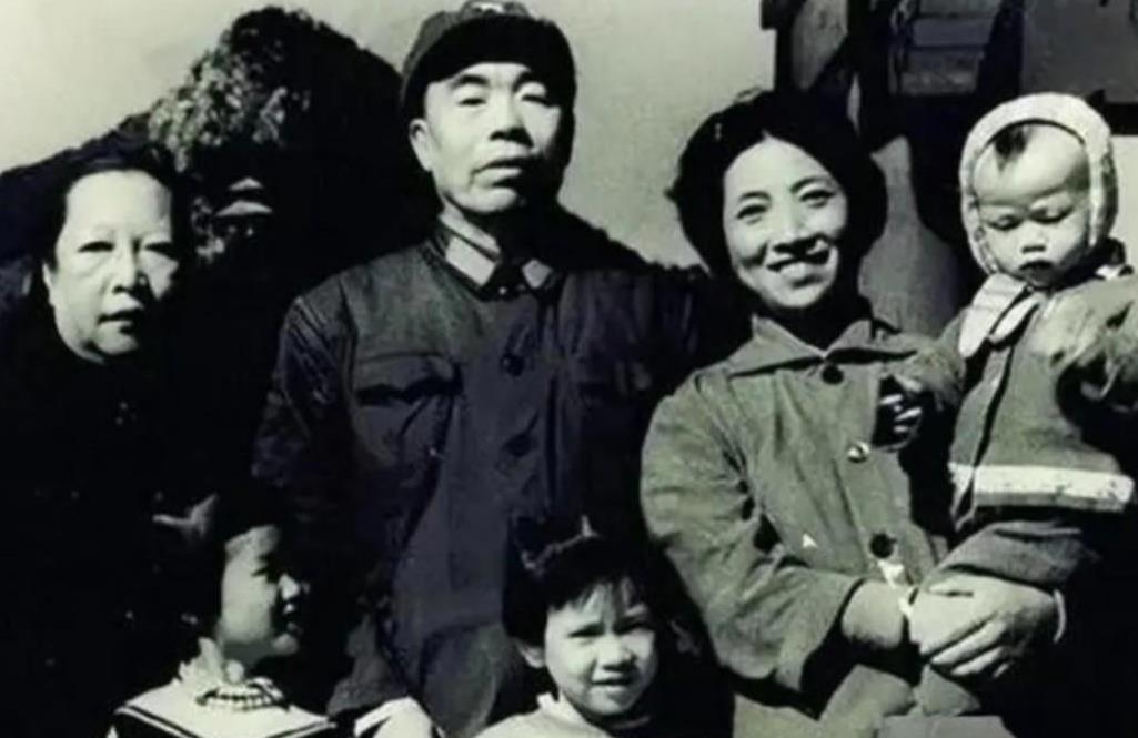 1951年彭老总急匆匆的赶到汉城北岸，却发现五十军已经快被打没了，军长曾泽生对此
