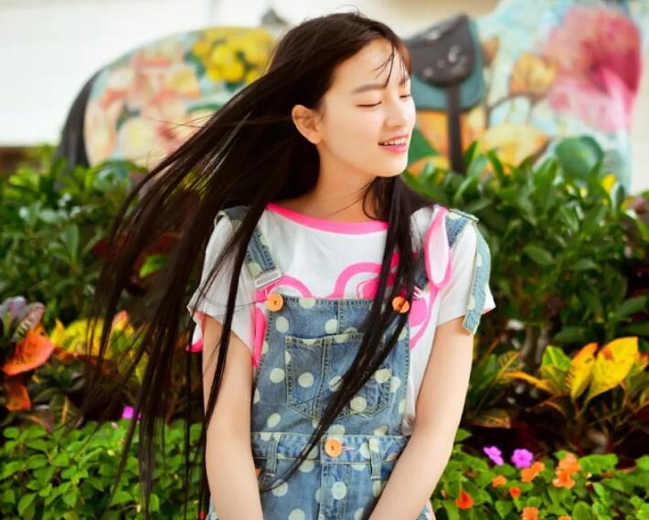 黄灿灿是一个充满活力和才华的年轻女性