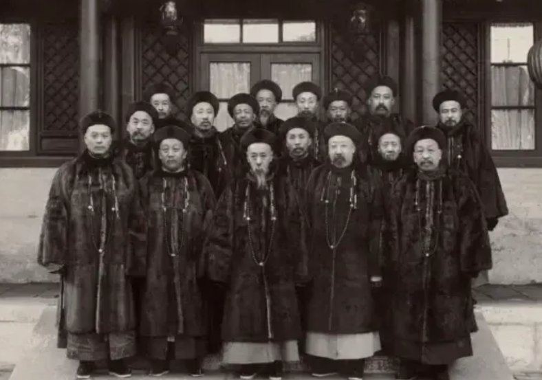 满清当初是自己作死的，实际上本来单凭革命党的力量根本无法推翻清庭。关键在于汉人中