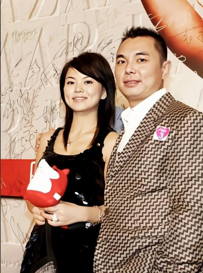 2004年，李湘与珠宝富商李厚霖结识，见了3面之后两人就闪婚。这是作为李厚霖前女