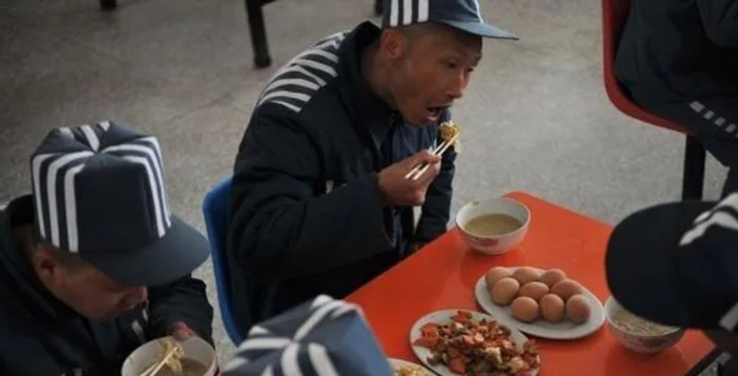 监狱里严禁使用筷子。

一方面因为筷子都是木质。

容易打磨成利器。

可能有助