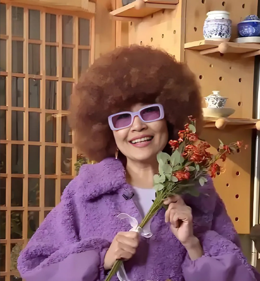 倪萍问张蔷：“你出门不化妆吧？”张蔷非常干脆的回答：“我不化！”

原来张蔷这次