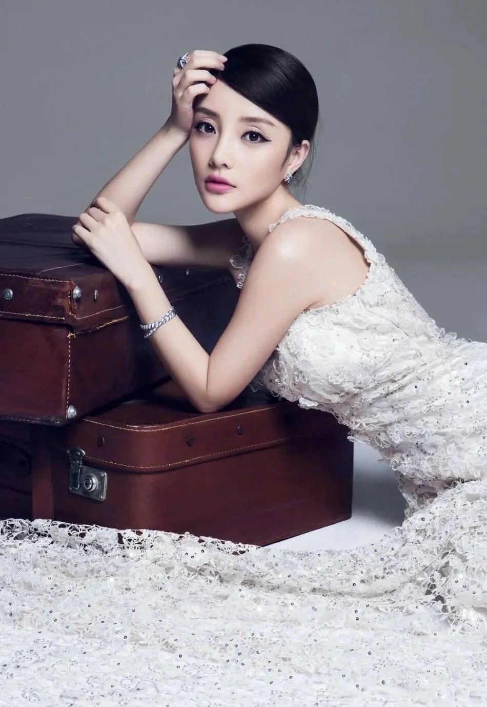 43 岁李小璐新恋情曝光？贾乃亮或后悔