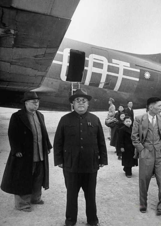 1949年9月的一天，马鸿逵跪下抱着蒋介石的大腿，哭着说：“总裁，我对不住你，对