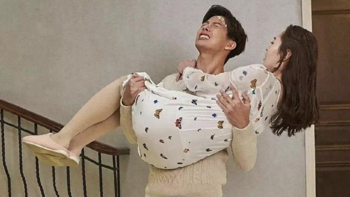 35岁宋轶彻底放飞了，穿睡裙被男友人公主抱小鸟依人，男友人表情略显尴尬！