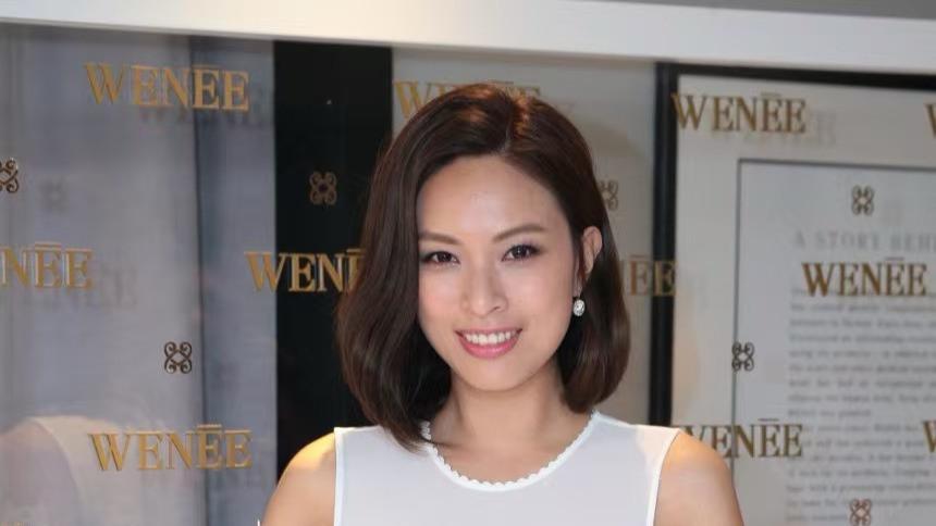 43岁香港女星朱慧敏再度怀孕，孕期不请保姆，挺着大肚游泳火出圈