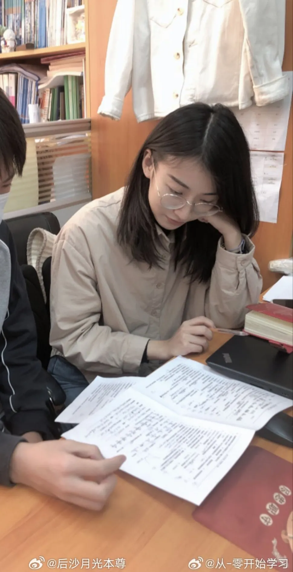 女老师被丈夫举报出轨16岁学生[what]
呃…她老公也是够狠的，把她手机的聊天