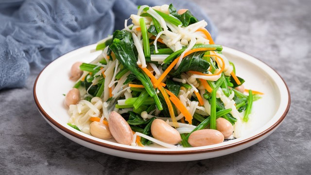 凉拌菠菜金针菇：清爽口感，夏日佳肴！