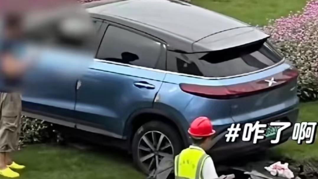 东方明珠环岛附近发生追尾事故！上海网友热议关注！