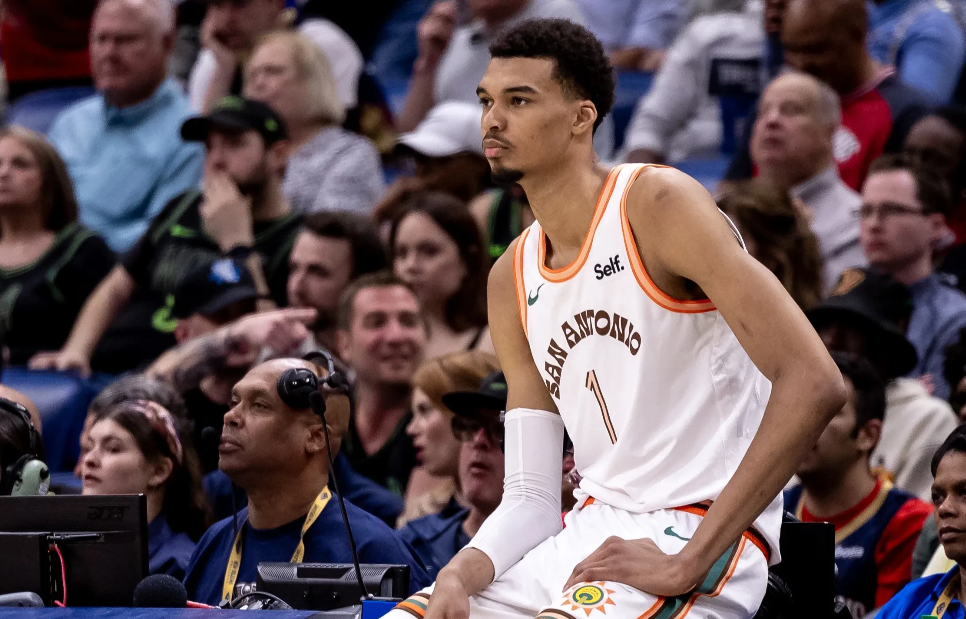 这套NBA联盟00后最佳阵容，吊打全联盟！

【中锋：维克托-文班亚马】
生日：