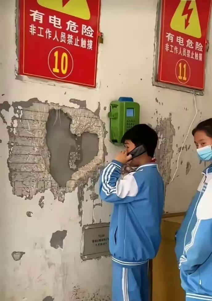 总算明白了为啥学校电话亭要装块钢板了