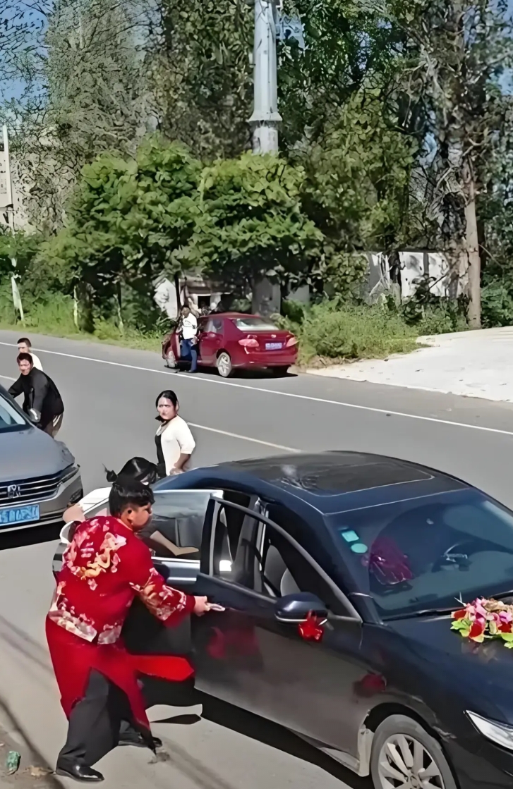 河北，九名出租车司机在酒店门口拦住新郎接亲的婚车，他们要求新郎给每人一条华子烟，