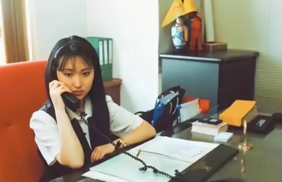 1991年，陈晓旭在广告公司担任制作总部经理时的工作照。镜头下的她，身穿职业装，