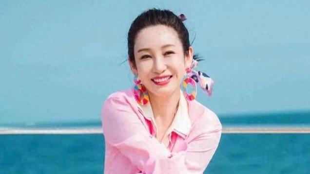 冲上热搜！秦海璐小说书单又上新：在线等评论