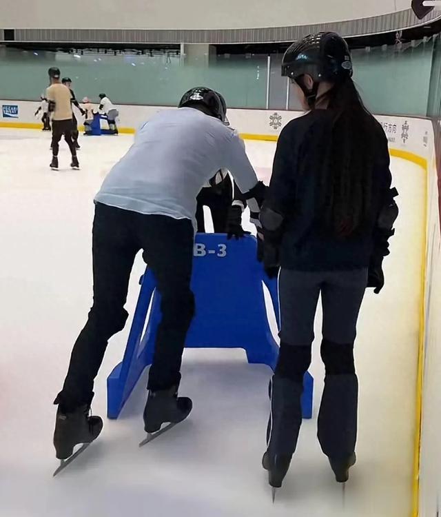 大S把玥儿给汪小菲,汪总一家三口去滑冰,玥儿贴心搀父亲网友-欣慰(大s汪小菲认识时间)-第1张图片-九妖电影 大S把玥儿给汪小菲,汪总一家三口去滑冰,玥儿贴心搀父亲网友-欣慰(大s汪小菲认识时间)-第1张图片-九妖电影
