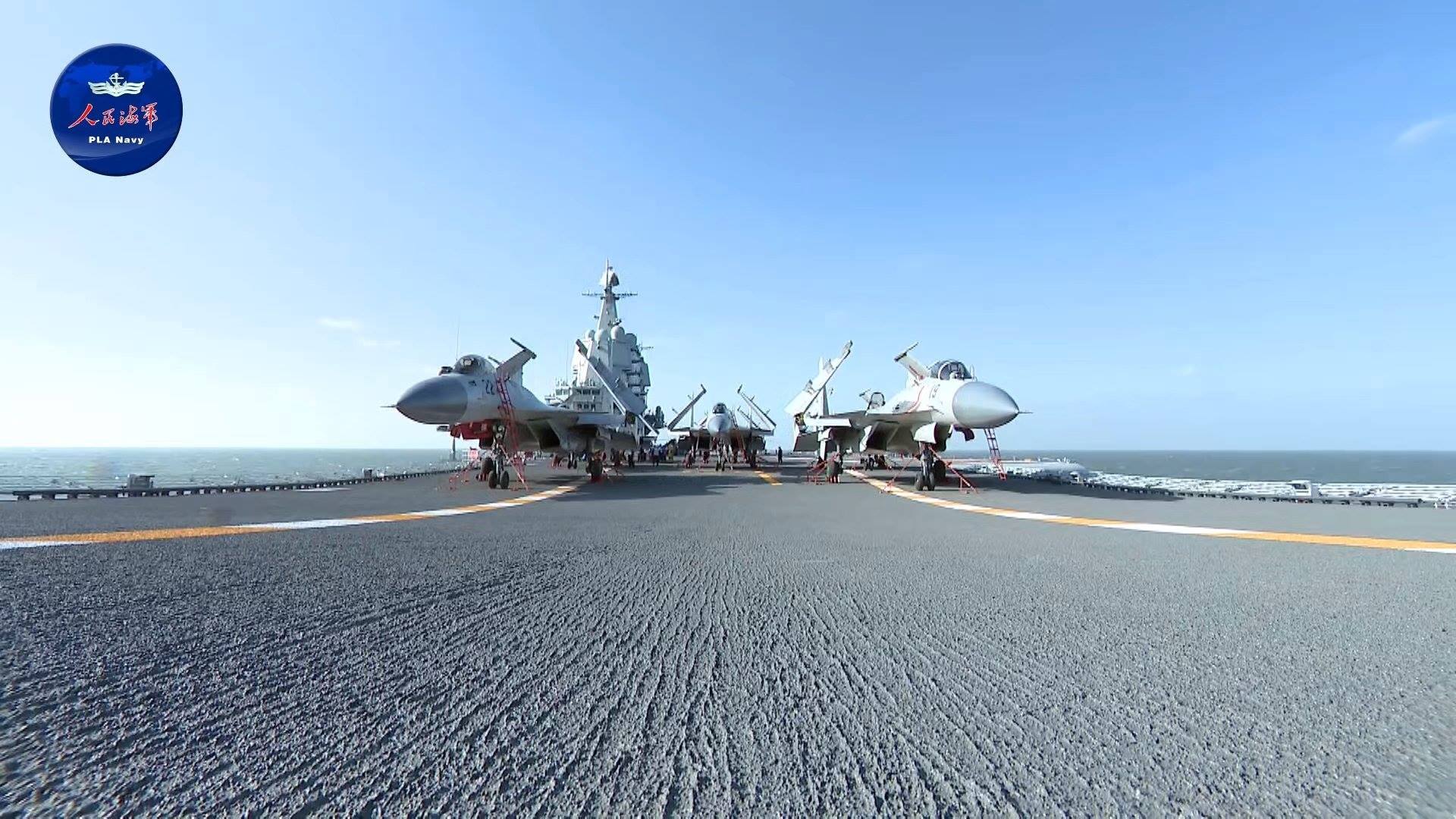 比较罕见画面，陆基训练基地快速更换阻拦索，作为维护保养这种画面很少能见到。平常都