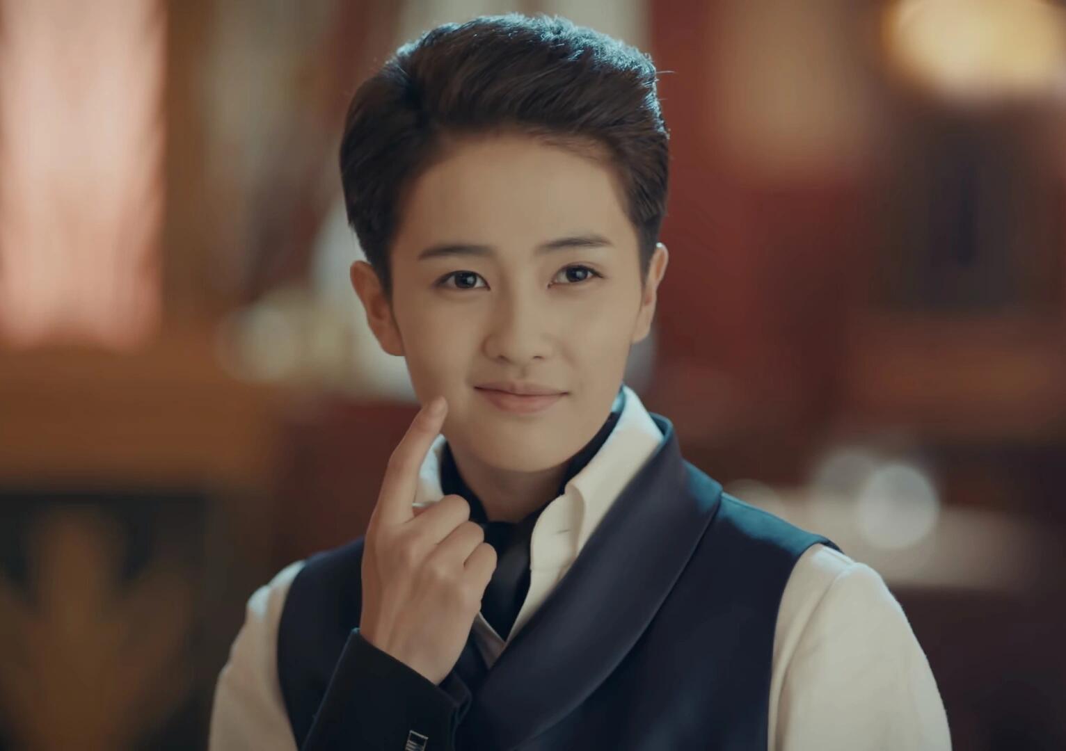 女扮男装的鹿鹿