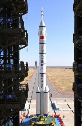 神舟十八号航天员叶光富即将凯旋，成都记者特地给他准备了家乡的礼物，真是让人期待！