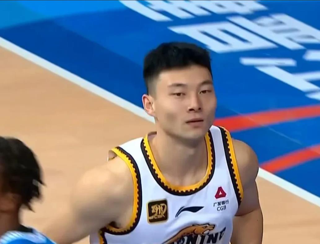 盘点:CBA本赛季各球队的防守尖兵球员如下:

1.广东--黄荣奇    身高1