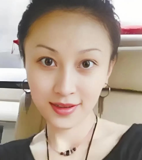 你们知道吗？杨子的前妻是陶虹。
这陶虹啊，和杨子离婚后，居然还伺候黄圣依坐月子呢