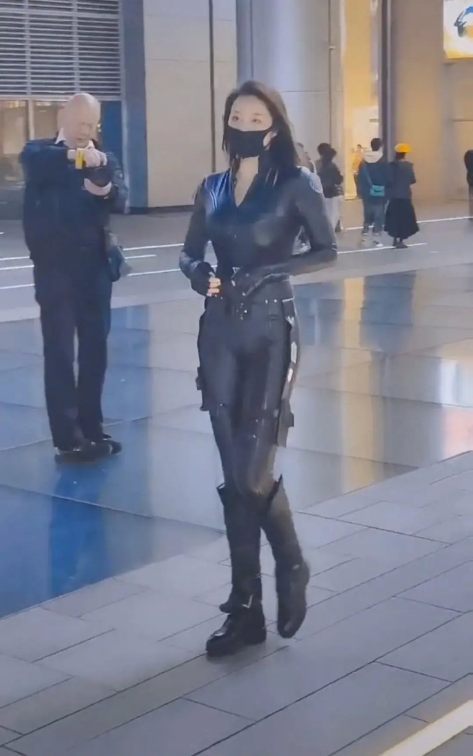 一街头走来了一位一身皮衣的美女