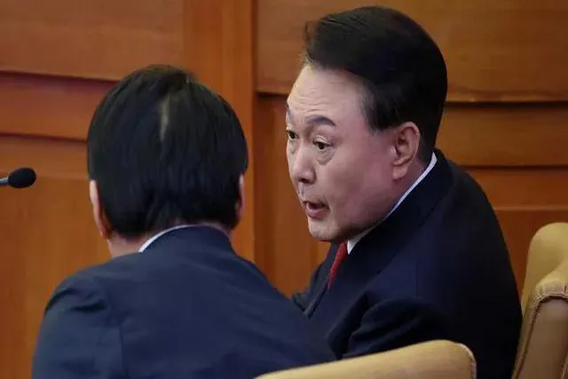 尹锡悦辩论十小时，累瘫了！

 第七场辩论！整整十小时！比马拉松还累！ 这是倒数