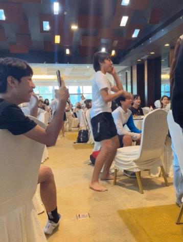 刘烨作为知名演员，塑造诸多经典角色。他的儿子诺一因《爸爸去哪儿》被大众熟知。近日