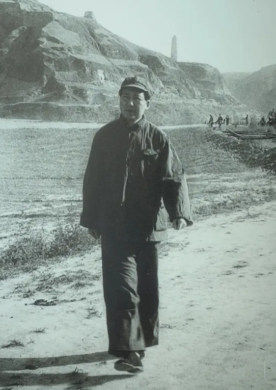 1940年9月，延安食堂内，毛主席正准备和一位客人共进晚餐。谁料，一名刺客突如其