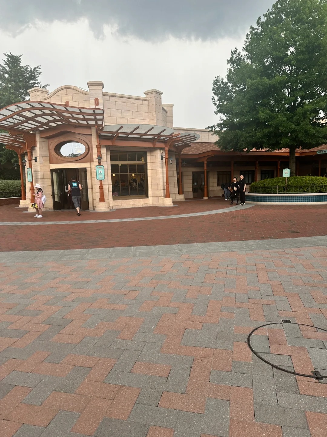 迪士尼服务中心不能躲雨吗
今天下午在乐园，我本来坐在游客服务中心对面的长椅上等朋