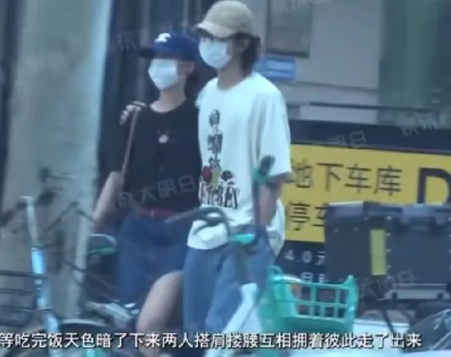 李庚希被曝大瓜！
5月30日，有狗仔爆料李庚希和杨润泽恋爱了！俩人戴着帽子口罩全