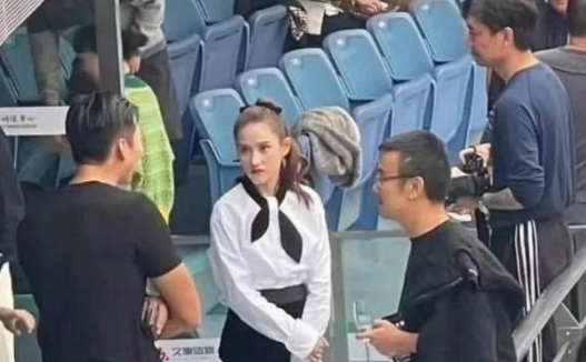 何超莲面无表情的时候，真的好凶狠，果然豪门不会有傻白甜