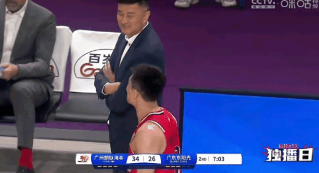 CBA常规赛第31轮，广东东阳光客场挑战广州朗肽海本，两队第三节比赛进行到5分多