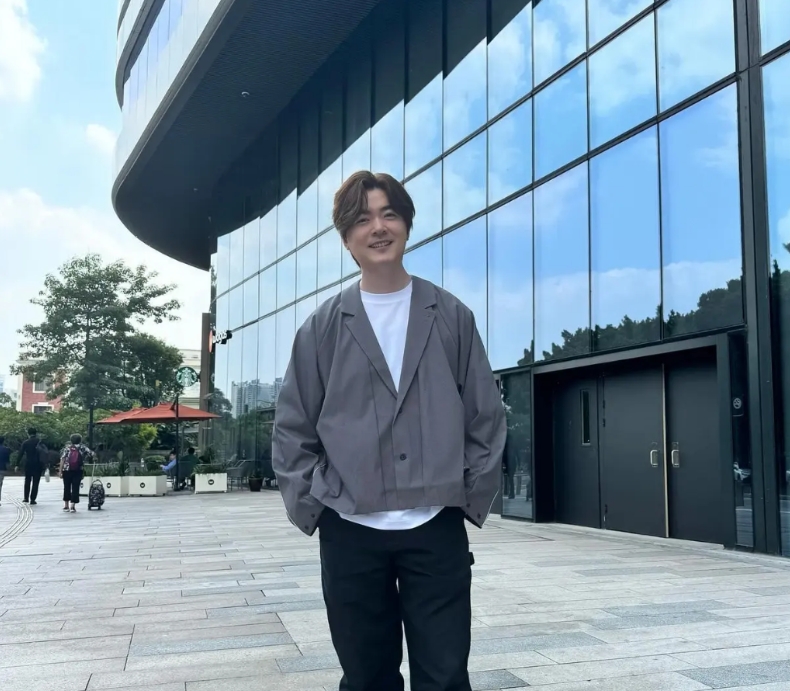 这位香港歌手，当年可是红得发紫，他的几首歌在内地简直是无人不知无人不晓，大街小巷