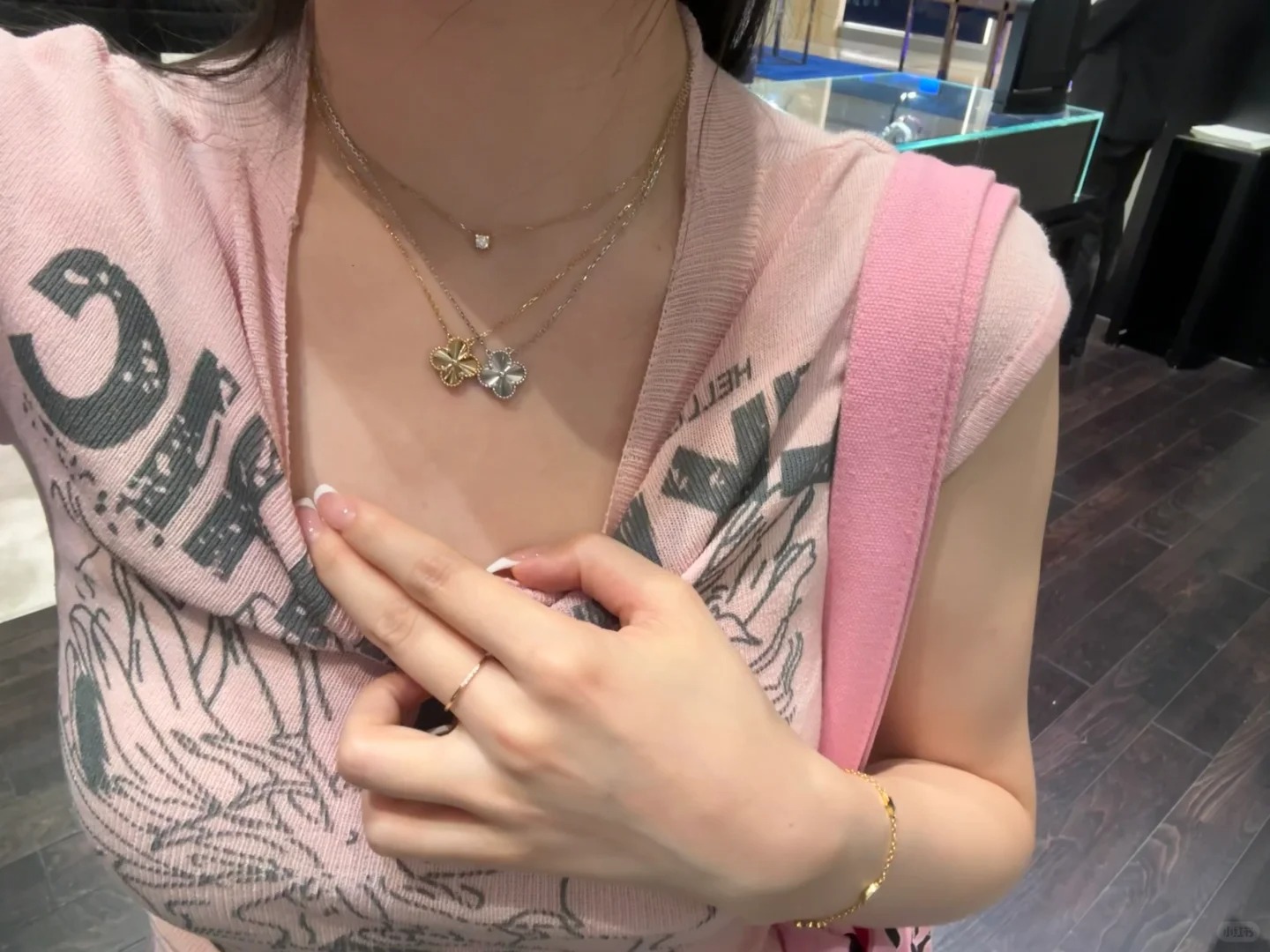 在澳门赢钱了就不要带走，梵克雅宝怎么选
vca项链太难选了，最后选了虎眼石，在澳