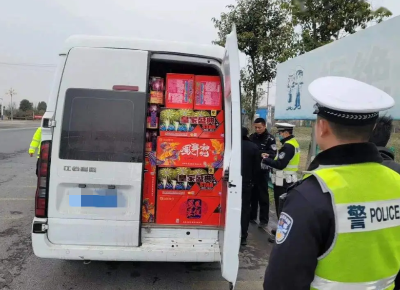 河北，一男子运输一批烟花爆竹时，被警方查获，并认定为非法运输爆炸物罪。后检察院认