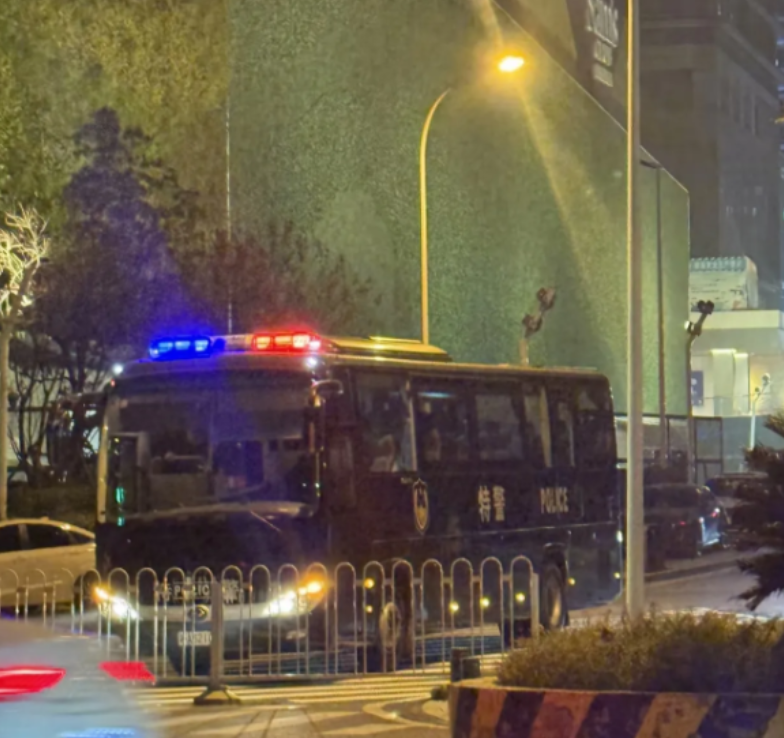 长沙圣诞节被高估了，2024年，圣诞节，长沙解放西特警都出动了，路也封了，结果根