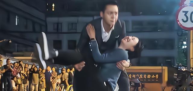 难怪影视剧中只有上半身,原来镜头外的下半身,个个都惨不忍睹(上半身是人下半身是蝎子)-第30张图片-九妖电影 难怪影视剧中只有上半身,原来镜头外的下半身,个个都惨不忍睹(上半身是人下半身是蝎子)-第30张图片-九妖电影