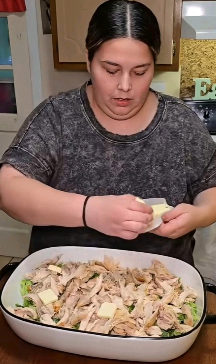 看完一个美国家庭妇女做饭，我沉默了！她给一家五口做饭，整个过程都没有去开下水龙头
