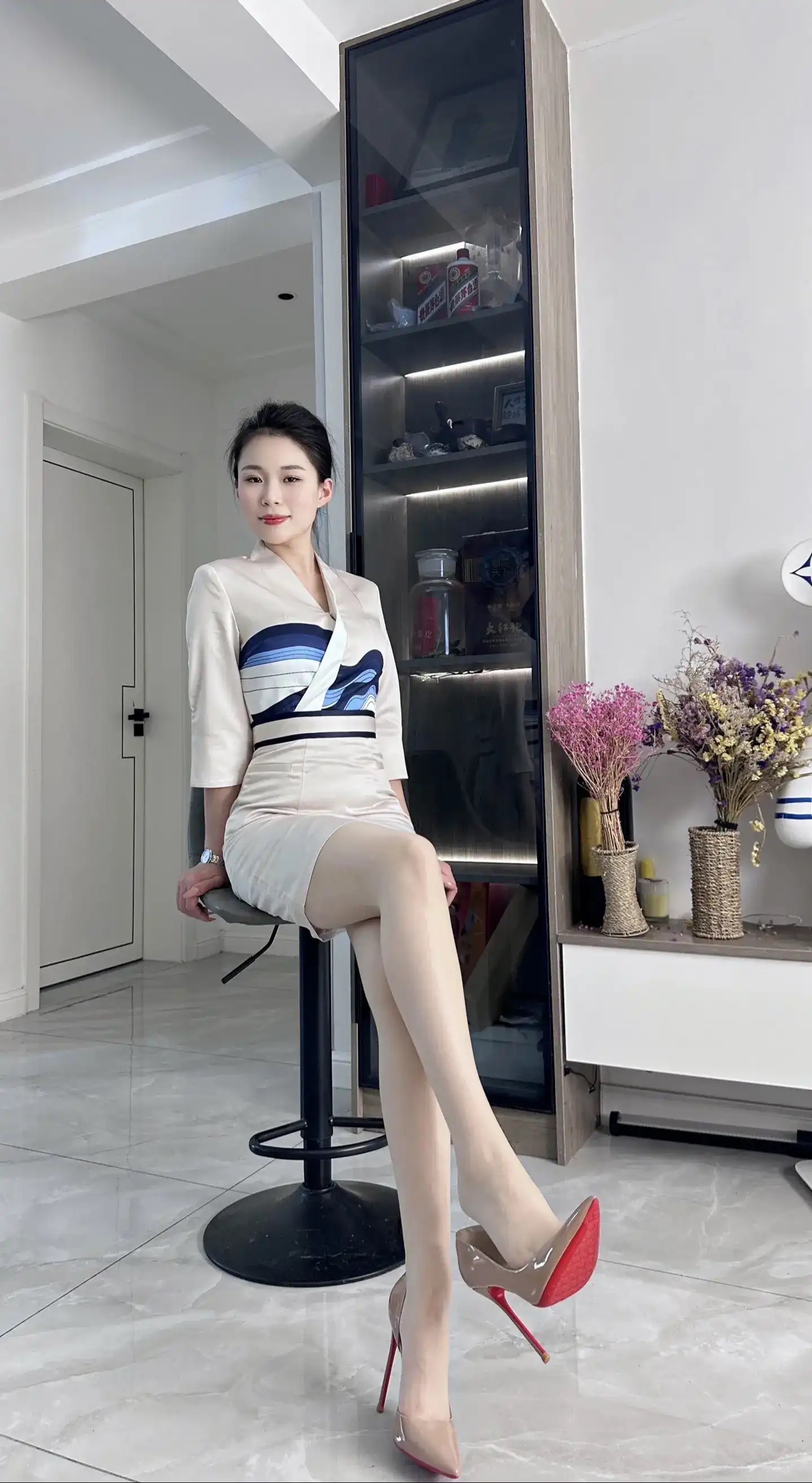 
身着优雅套装，尽显自信魅力
这一身搭配，让我时刻散发优雅气质
优雅套装加身，我