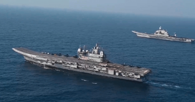 印度不满中国，出动双航母示威。

在中国与马尔代夫签署了军事援助合作协议以后，印