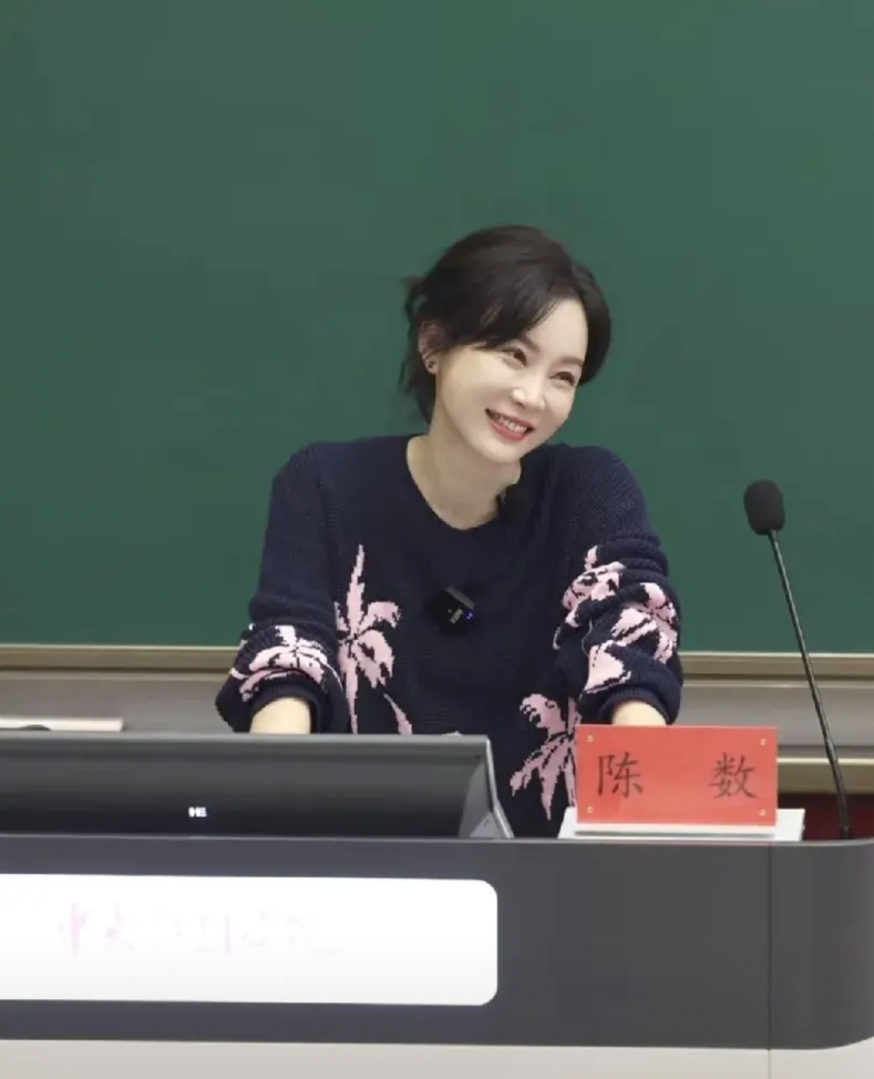 陈数状态真好。
完全看不出快50岁的人。
47岁的陈数中央戏剧学院上课。
看着年