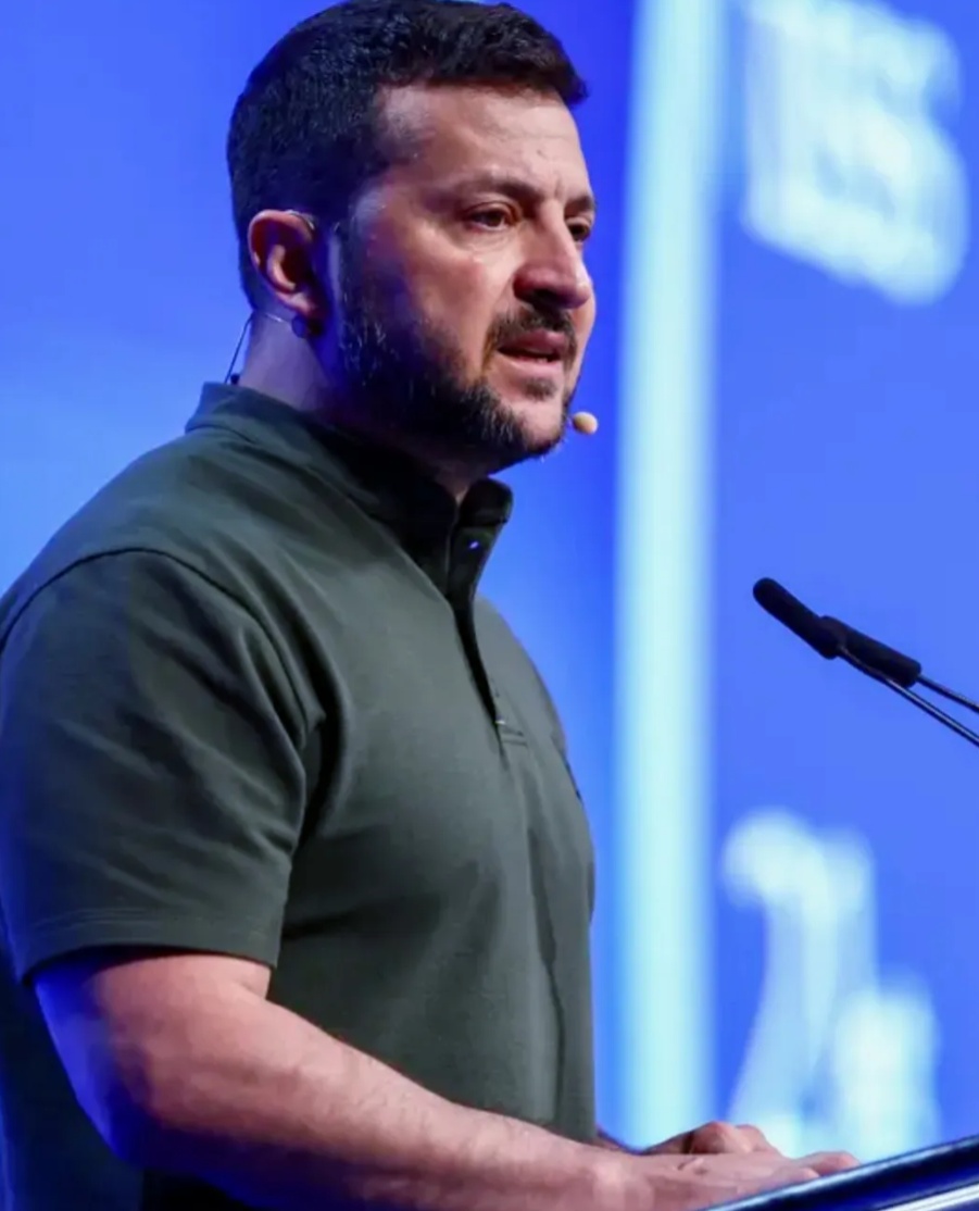 近期，泽连斯基接受英国《卫报》采访时说：不能让特朗普再当总统，他决定以牺牲乌克兰