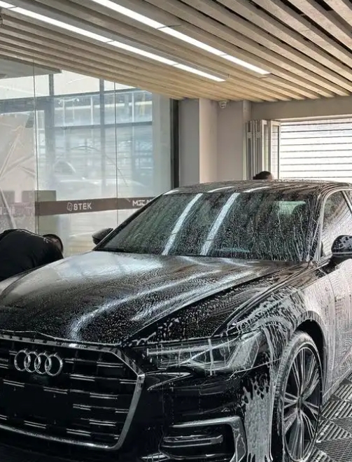 
贴车膜不要去固定的店面，要钱实在太多了。
我在网上买了一种车膜，全车都能贴完还