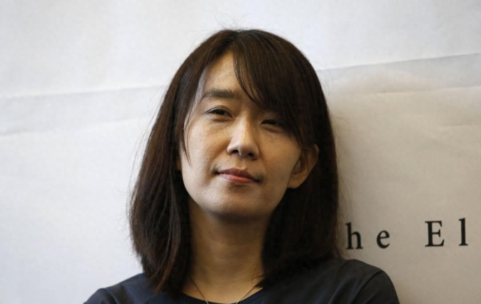 韩国女作家韩江获了诺贝奖后表示，自己不想去领奖，因为世界太乱，巴勒斯坦人民还在承